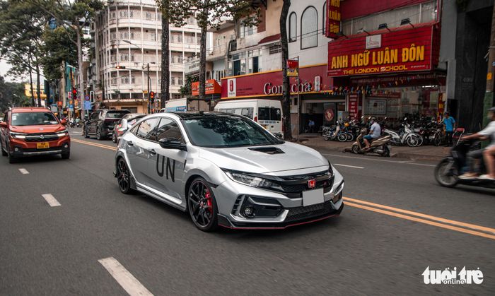 Honda Civic Type R độc nhất tại Việt Nam do ông Đặng Lê Nguyên Vũ sở hữu, có giá khoảng 4 tỉ đồng - Hình 1.