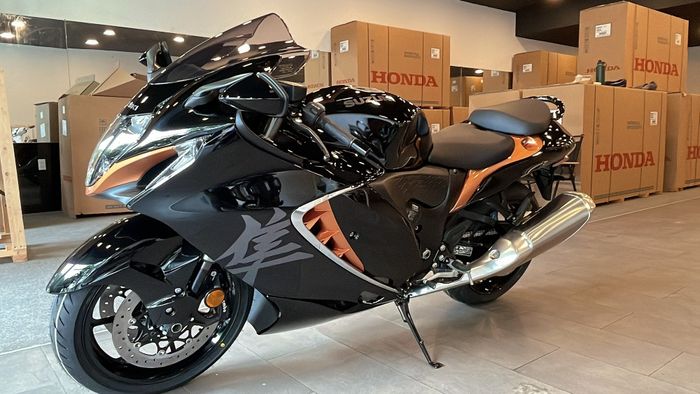 'Thần gió' Suzuki Hayabusa 2022 - Siêu mô tô 1.340 phân khối đã về Việt Nam - Hình 2.
