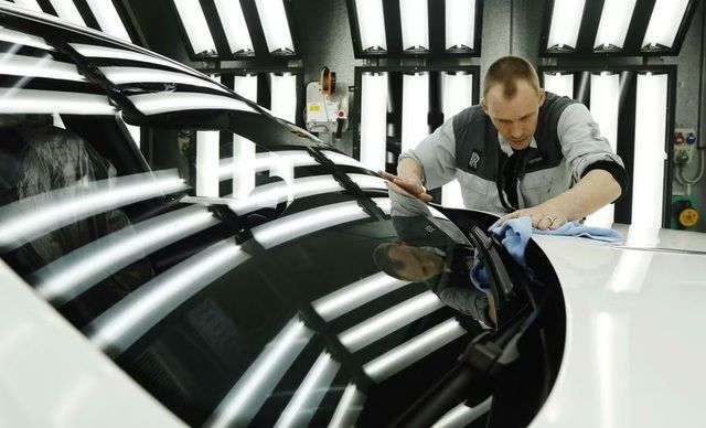 Ở Rolls-Royce, nhân viên phải cực kỳ chú ý đến từng chi tiết trong mọi công việc. Đây là cách họ tạo ra những chiếc xe có chất lượng cao nhất. Đại diện của Rolls-Royce từng nói: ''Không có yêu cầu nào quá táo bạo và không có yêu cầu nào quá phức tạp đối với đội ngũ thiết kế của chúng tôi''.