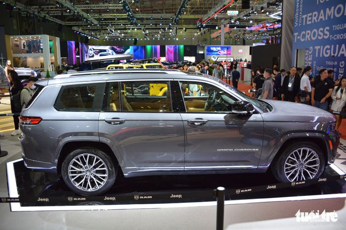 Jeep Grand Cherokee L có giá vượt qua 6 tỷ đồng: Xe SUV phổ biến được xem là đẳng cấp sang trọng tại Việt Nam - Hình 3.