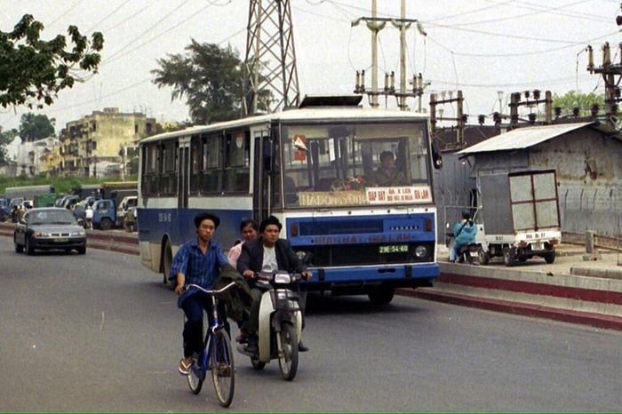 Bộ sưu tập Ảnh: Hà Nội xưa và các dòng xe buýt KAROSA những năm 1990 - Ảnh 15.