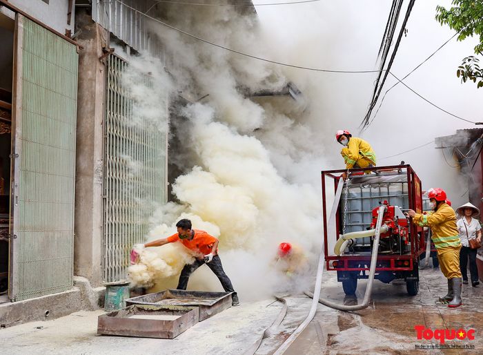 Hà Nội: Mô hình xe ba gác phòng cháy chữa cháy di chuyển linh hoạt trong những con ngõ nhỏ để dập tắt 'bà hỏa' ở các làng nghề - Ảnh 12.
