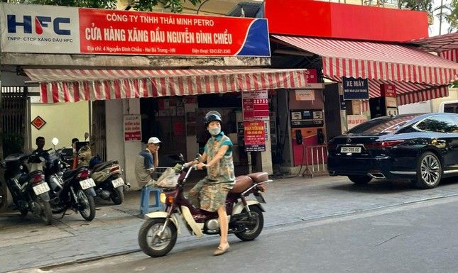 Dân Hà Nội ‘thảm thiết’ vì cây xăng đóng cửa, uất ức trả giá 30.000 đồng/lít ở vỉa hè - Ảnh 5.