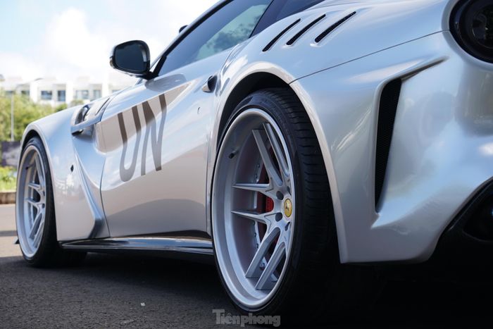 Ảnh 4 của siêu xe Ferrari F12 Berlinetta độ độc nhất tại Việt Nam