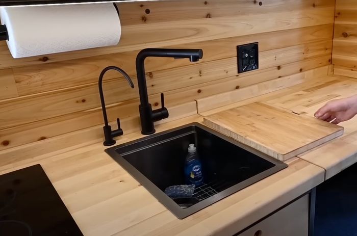 Biến chiếc xe cứu thương trị giá 400 triệu thành một căn nhà di động đẳng cấp, tổng giá trị gần 2 tỉ đồng, không thua kém một motorhome cao cấp - Ảnh 9.