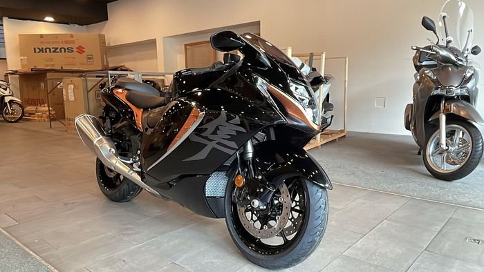 'Thần gió' Suzuki Hayabusa 2022 - Siêu mô tô 1.340 phân khối đã về Việt Nam - Hình 1.