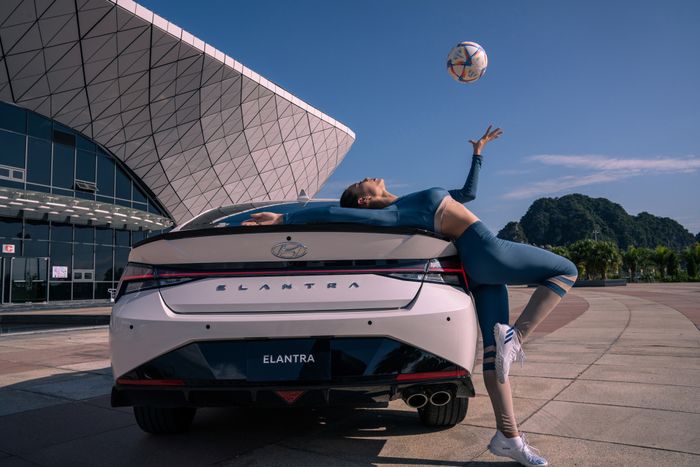 Top 10 Hoa Hậu Việt Nam bắt 'trào lưu' World Cup cùng chiếc xe - Hình 5.