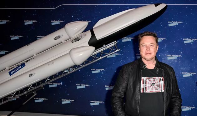 Elon Musk, triệu phú sáng lập Tesla, đầu tư lớn vào dự án vũ trụ để biến ước mơ thành hiện thực.