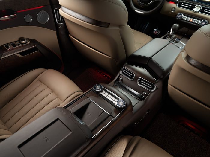 Công ty sản xuất ô tô quốc gia Nga giới thiệu mẫu SUV cạnh tranh với Rolls-Royce Cullinan, có giá bán đắt gấp một lần rưỡi - Ảnh 3.