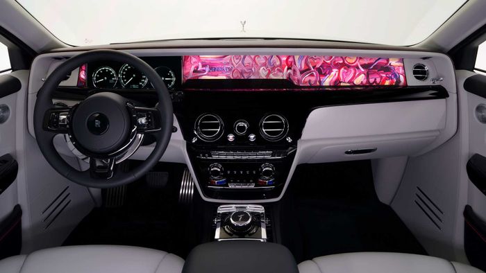 Rolls-Royce trình diễn 6 mẫu xe độc đáo cho các đại gia ở Trung Đông.