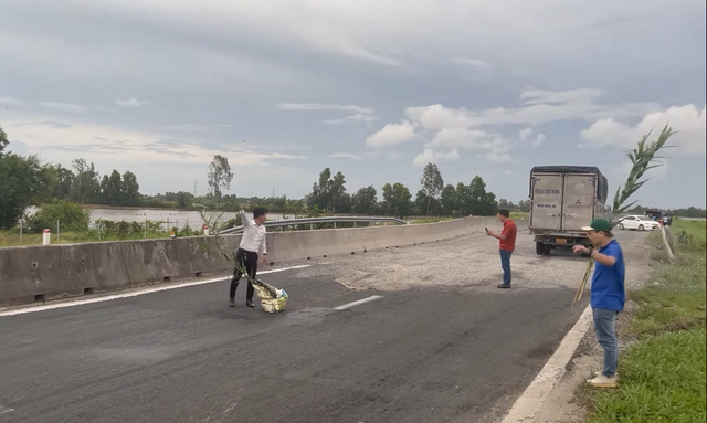 Khi nhìn thấy xe gặp nạn trên cao tốc, chàng trai đã ở lại đến khuya để thực hiện một hành động đặc biệt - Hình ảnh 4.