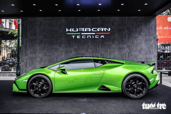 Huracan Tecnica của Lamborghini có giá từ 19 tỷ đồng khi xuất hiện trên phố Hà Nội - Ảnh 1.
