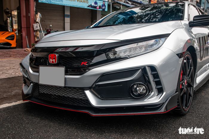 Honda Civic Type R độc nhất tại Việt Nam thuộc sở hữu của ông Đặng Lê Nguyên Vũ, có giá khoảng 4 tỉ đồng - Hình 5.