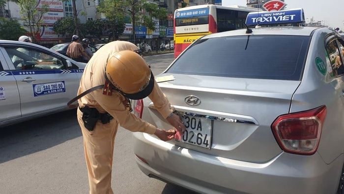 Khi bị người khác thay đổi biển số xe ô tô trùng với biển số xe của mình, chủ phương tiện cần làm gì? - Ảnh 1.