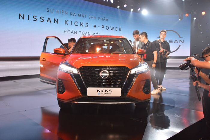 Nissan Kicks mới ra mắt tại Việt Nam, giá từ 789 triệu đồng, tiết kiệm nhiên liệu khi sử dụng trong thành phố, gây sức ép cho Corolla Cross và HR-V.
