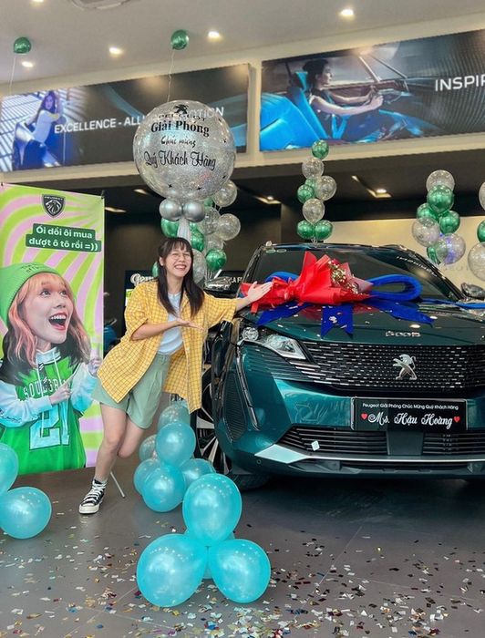 Hậu Hoàng mua xe ô tô ở tuổi 27, không tập trung vào việc mua đồ hiệu trong suốt 5 năm đi làm - Ảnh 2.