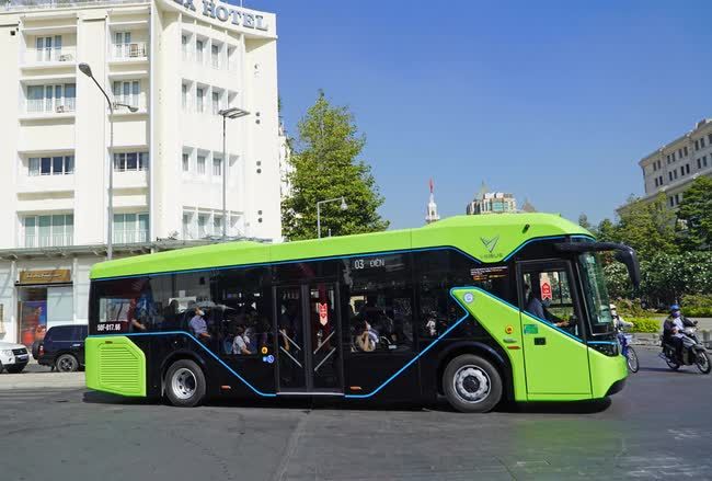 VinFast sẽ ra mắt một mẫu xe bus lớn với 3 cửa đôi, hứa hẹn sẽ không giống bất kỳ mẫu nào trước đây - Hình 2.