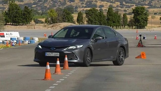 Toyota Camry hybrid chậm nhưng có những điểm mạnh đáng chú ý khi kiểm tra khả năng lái - Ảnh 1.
