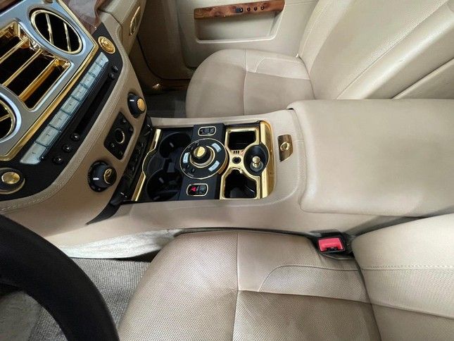 Xuất hiện siêu xe Rolls-Royce mạ vàng của doanh nhân Trịnh Văn Quyết trước thời điểm đấu giá - Hình 4.