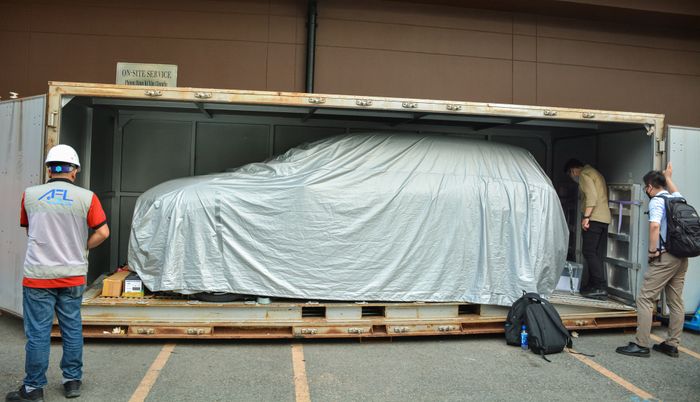 Ảnh 2: Chiếc Mitsubishi XFC Concept được bảo vệ cẩn thận bên trong container.