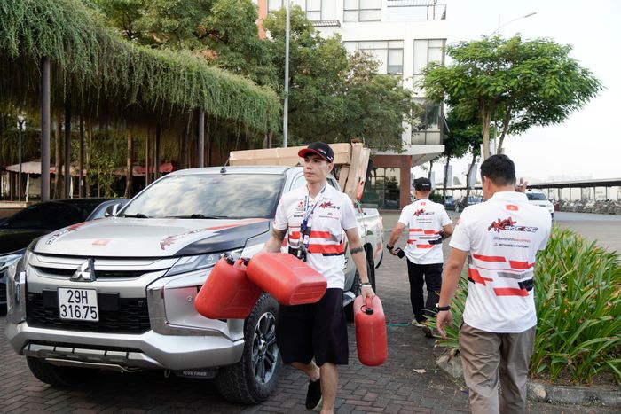 Đội đua Việt Nam chuẩn bị lái xe vượt hơn 1.200 km sang Thái Lan để tham gia giải đua: Sẵn sàng với 10 xe hậu cần, thậm chí mượn cả xe có biển số nước ngoài - Ảnh 4.