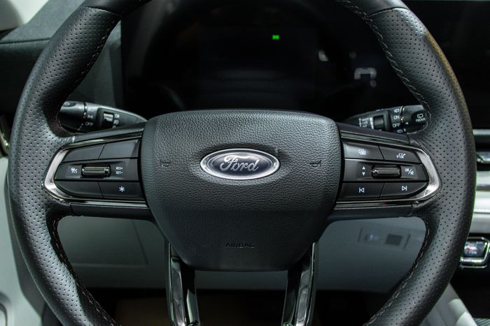 Rẻ hơn 113 triệu, Ford Territory tiêu chuẩn vẫn giữ được vẻ đẹp cao cấp, chỉ khác biệt với nhiều tính năng thủ công mới - Ảnh 10.