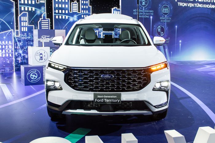 Giá của Ford Territory phiên bản tiêu chuẩn rẻ hơn 113 triệu so với phiên bản cao cấp, nhưng vẫn giữ được sự sang trọng, được thay đổi bằng nhiều tính năng thủ công - Ảnh 1.