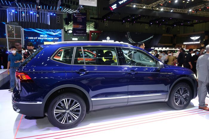 VW Tiguan Allspace 2023 có giá 1,999 tỷ đồng tại Việt Nam: Xe SUV 7 chỗ không kém cạnh Mercedes GLC - Ảnh 4.
