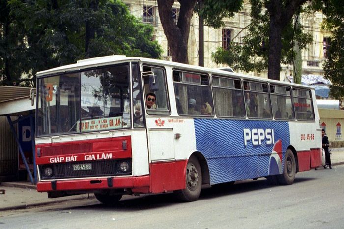 Bộ sưu tập Ảnh: Hà Nội xưa và các dòng xe buýt KAROSA những năm 1990 - Ảnh 6.