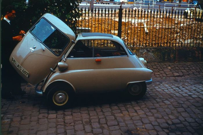 Isetta: Chiếc xe bong bóng mang tính biểu tượng của những năm 1950, được coi là chiếc xe siêu nhỏ đầu tiên trên thế giới - Ảnh 2.