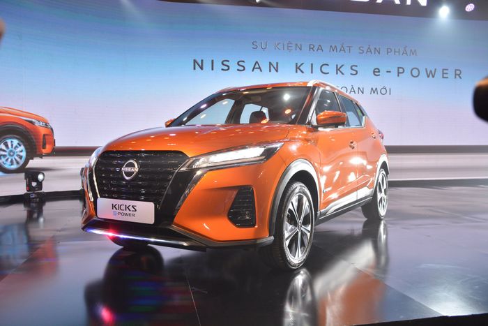 Nissan Kicks vừa được giới thiệu tại Việt Nam với giá từ 789 triệu đồng, tiết kiệm nhiên liệu khi sử dụng trong đô thị, cạnh tranh với Corolla Cross và HR-V.