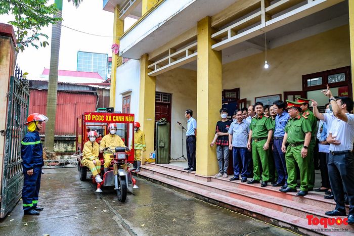 Hà Nội: Mô hình xe ba gác phòng cháy chữa cháy đi qua những con ngõ nhỏ để dập tắt 'bà hỏa' ở các làng nghề - Ảnh 1.