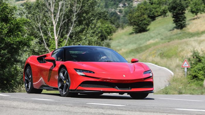 Lamborghini và Porsche khiến Ferrari cảm thấy áp lực trước xu hướng siêu xe gầm cao - Ảnh 1.
