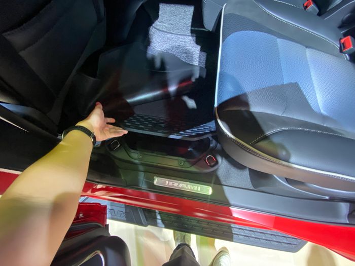 Những chi tiết đáng chú ý trên ô tô tại VMS 2022: Khoá giày, thùng đá chuyên dụng, tay lái ngược - Ảnh 8.
