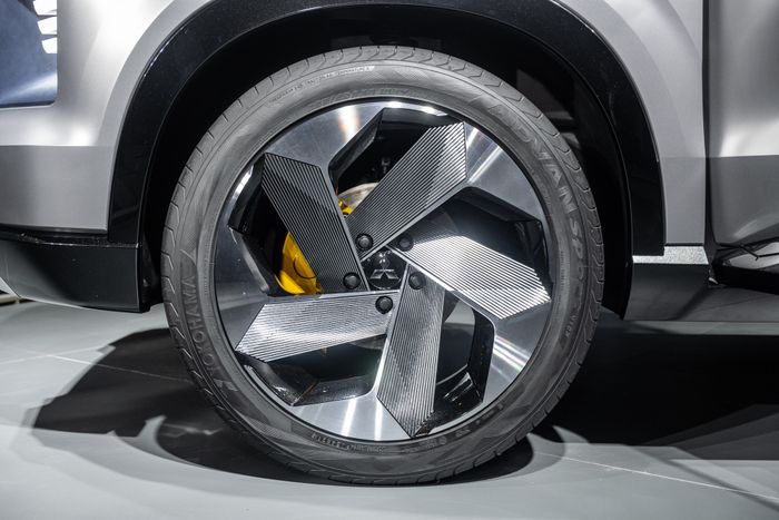 Ảnh 360 độ Mitsubishi XFC Concept: Khám phá từ gầm xe đến cửa sổ trời giọt nước - Ảnh 5.