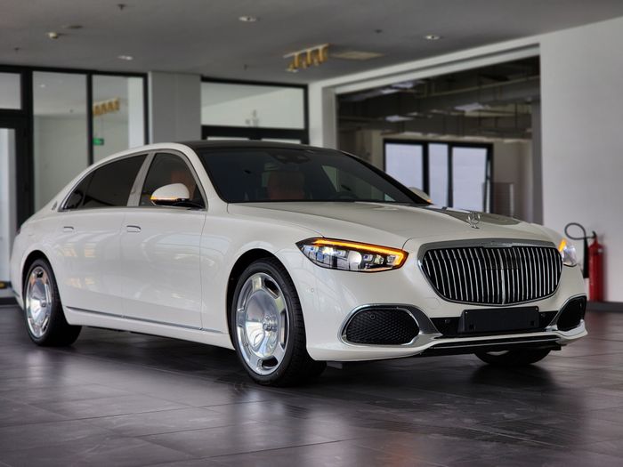 Mercedes-Maybach S 450 mới ra mắt tại đại lý: Giá 8,2 tỷ đồng, phiên bản 'tiết kiệm' hơn dành cho người Việt - Ảnh 1.