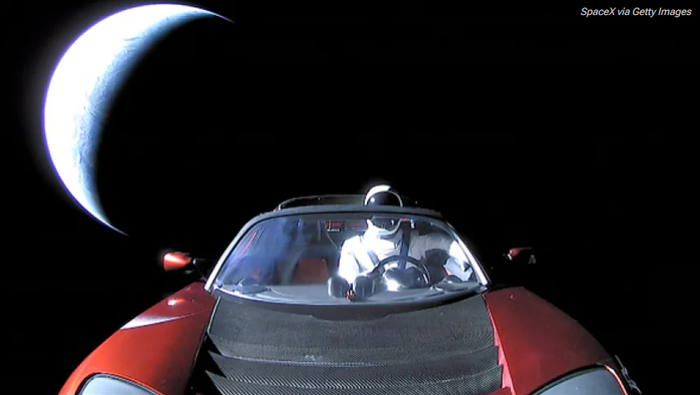 Sau 4 năm được Elon Musk gửi vào vũ trụ, số phận của chiếc Tesla Roadster trị giá 100.000 USD bây giờ như thế nào? - Ảnh 2.