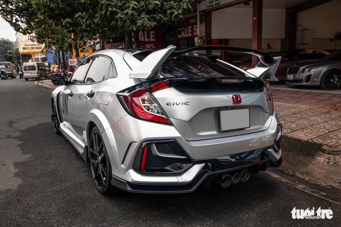 Honda Civic Type R độc nhất tại Việt Nam thuộc sở hữu của ông Đặng Lê Nguyên Vũ, có giá khoảng 4 tỉ đồng - Hình 7.