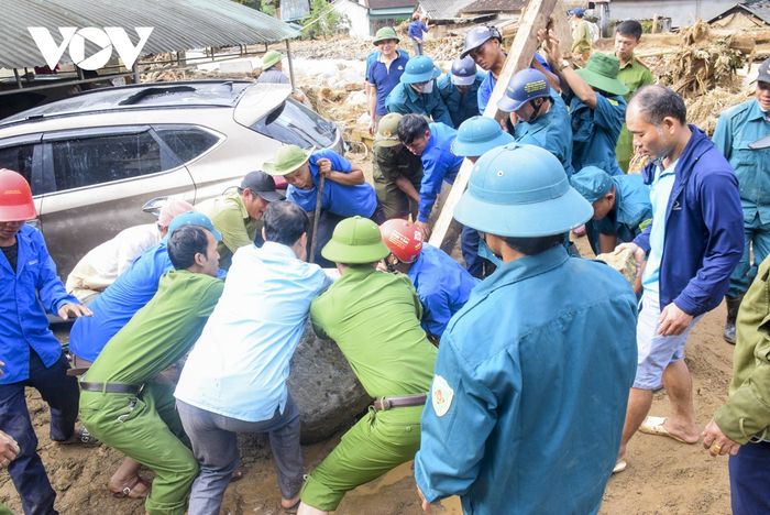 Nhóm thanh niên 'giải cứu' nhiều ô tô, xe máy mắc kẹt sau trận lũ dữ tại Kỳ Sơn - Hình 2.