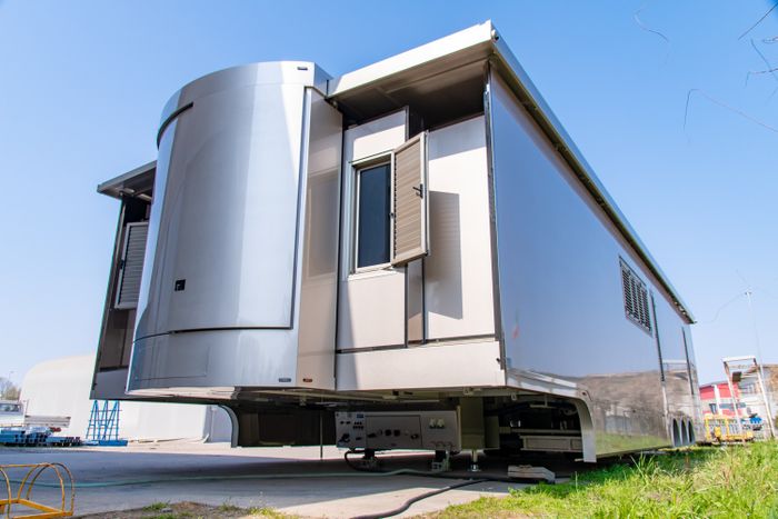 'Biệt thự di động' trị giá hàng triệu USD: Được trang bị hầm rượu, mất 6.000 giờ công mới hoàn thành - Hình 4.