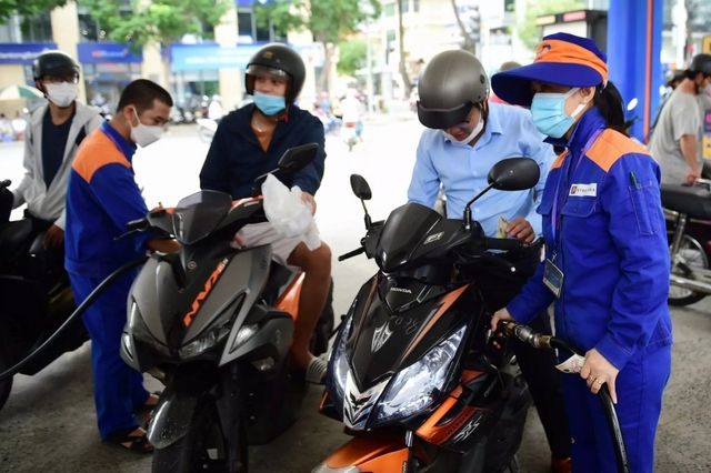 Giá xăng dầu giảm đồng loạt - Hình 1.