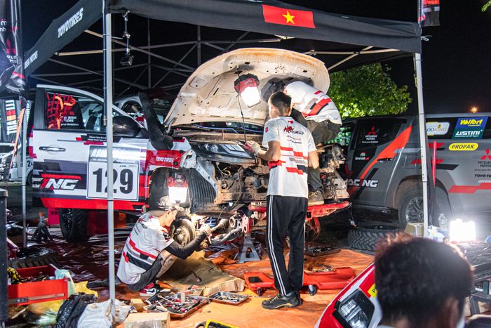 Sửa xe qua đêm - Cuộc đua gay cấn ngoài đường đua tại AXCR 2022 - Hình 6.