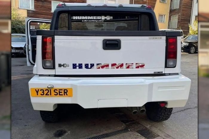 Một chiếc Hummer H2 độc đáo được một người dùng có gu thẩm mỹ riêng mang từ biên giới về Anh - Hình ảnh 3.