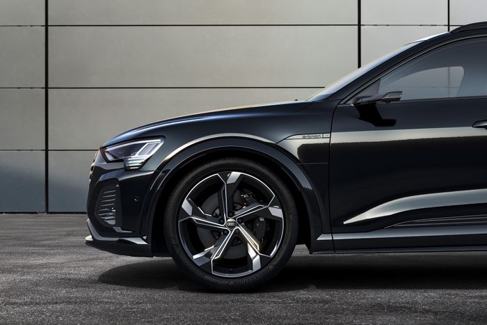 Audi Q8 e-tron chính thức ra mắt: Dòng xe điện cao cấp nhất của Audi - Hình 10.