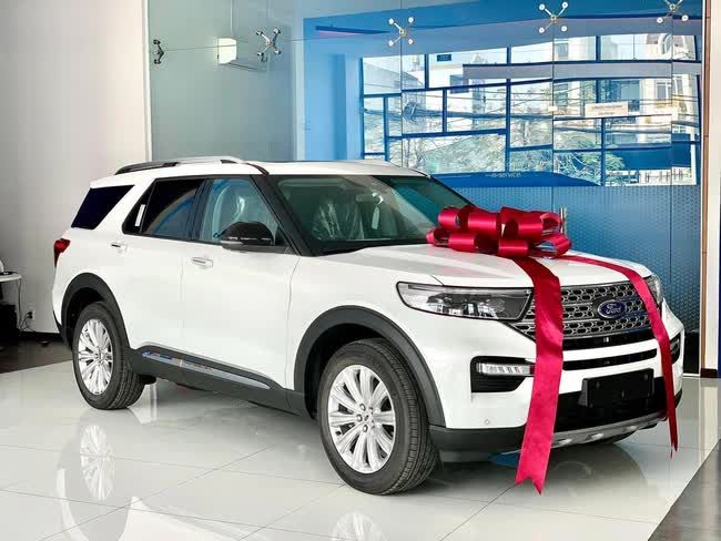 Ford Explorer bị loại bỏ tính năng tại Việt Nam: Người tiêu dùng đổ về tìm phiên bản cũ, giá vẫn giữ ở mức 2,399 tỷ đồng - Ảnh 1.