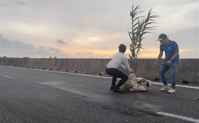 Khi nhìn thấy xe gặp nạn trên cao tốc, chàng trai đã ở lại đến khuya để thực hiện một hành động đặc biệt - Hình ảnh 3.