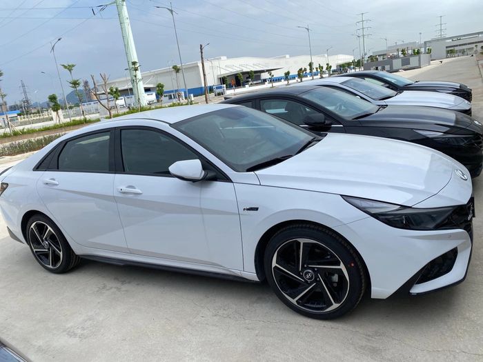 Tiết lộ thêm thông tin Hyundai Elantra 2023 sẽ ra mắt tại Việt Nam: Nâng cấp động cơ, thêm bộ mâm 18 inch - Hình 1.