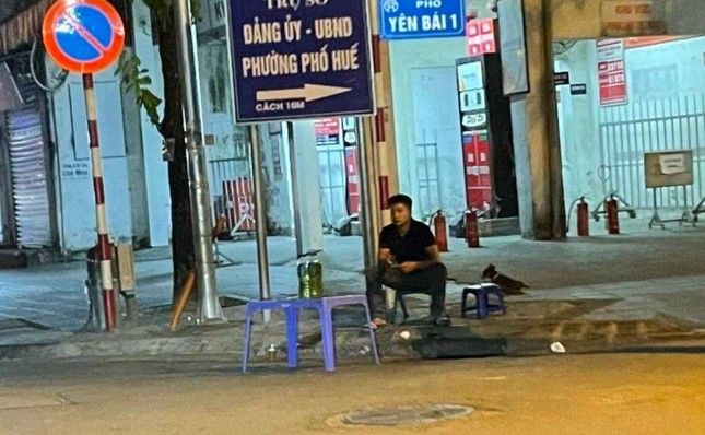 Người Hà Nội ‘khóc thét’ vì cây xăng đóng cửa, phải trả giá 30.000 đồng/lít ở vỉa hè - Ảnh 2.