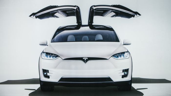 Chủ xe Tesla phải trả tiền bồi thường và xin lỗi hãng vì gọi Model X là 'món đồ chơi tự sát'