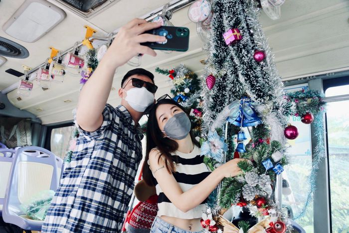 Chiếc xe buýt độc đáo ở Sài Gòn: Tài xế tự mua đồ trang trí Giáng sinh, tặng quà cho hành khách - Ảnh 6.